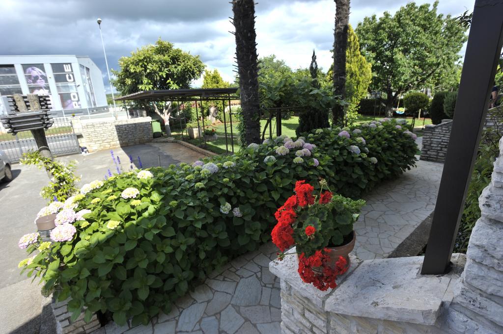 Apartmani Villa Otilija Πόρετς Εξωτερικό φωτογραφία